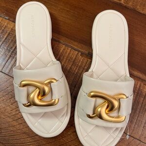 AEROSOLES Cream and Gold Sandals with Chic Design